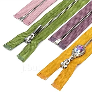 Fém cipzárak az udvaron