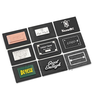 Fekete bőr tapasz fém címkével