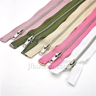 Rózsaszínű fém cipzár