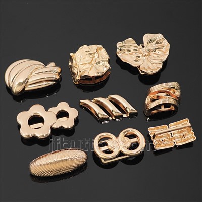 Fém díszítőelem a testhezálló Maxi ruhához